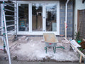 Wohnbauprojekt mit Gerüst, Werkzeugen und Baumaterial
