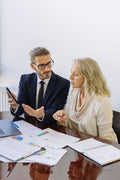 Professionelle Beratung zwischen Dienstleister und Kundin im Büro