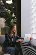 Freelancerin arbeitet professionell am Laptop in einem modernen Büro
