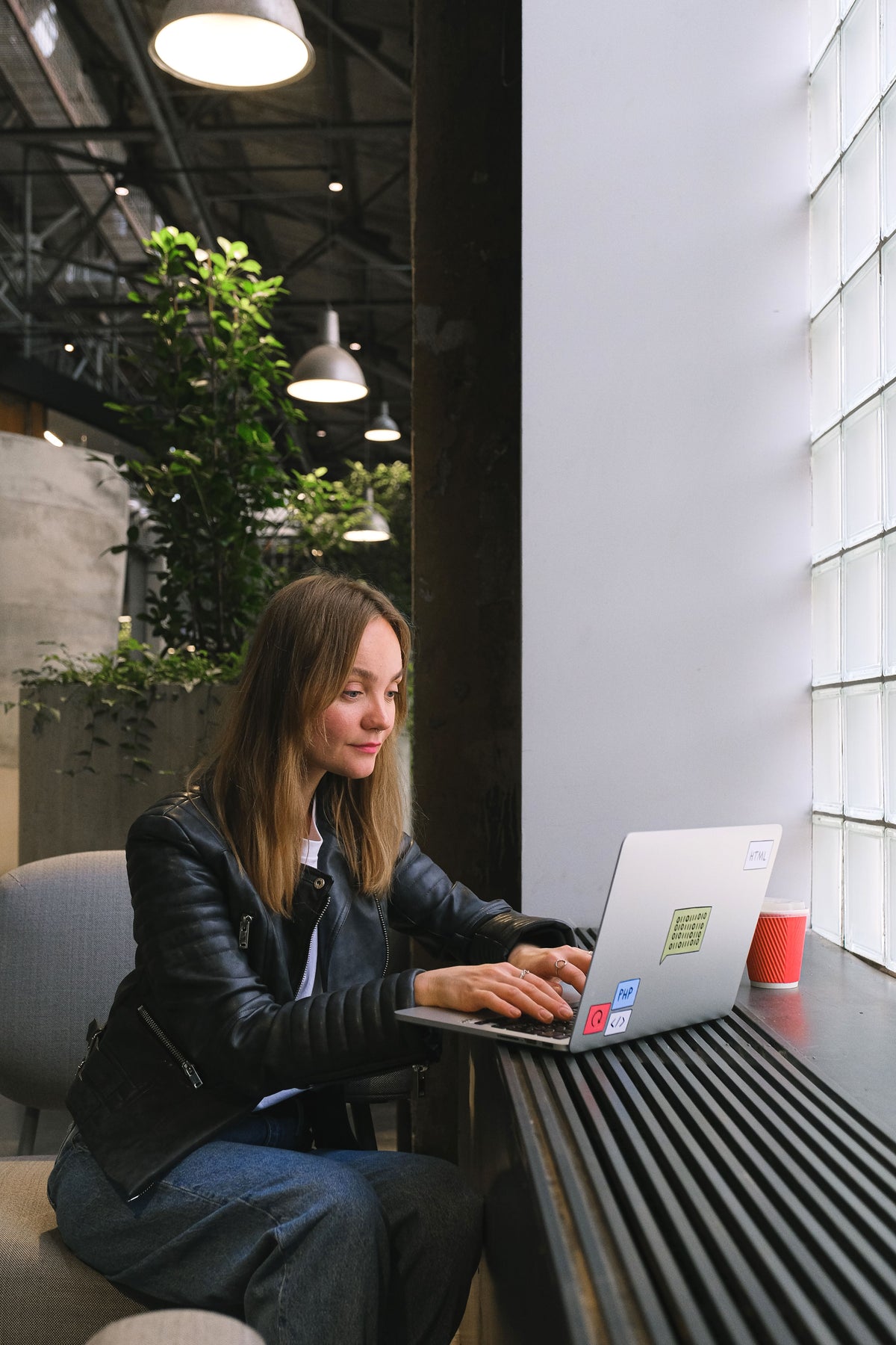 Freelancerin arbeitet professionell am Laptop in einem modernen Büro