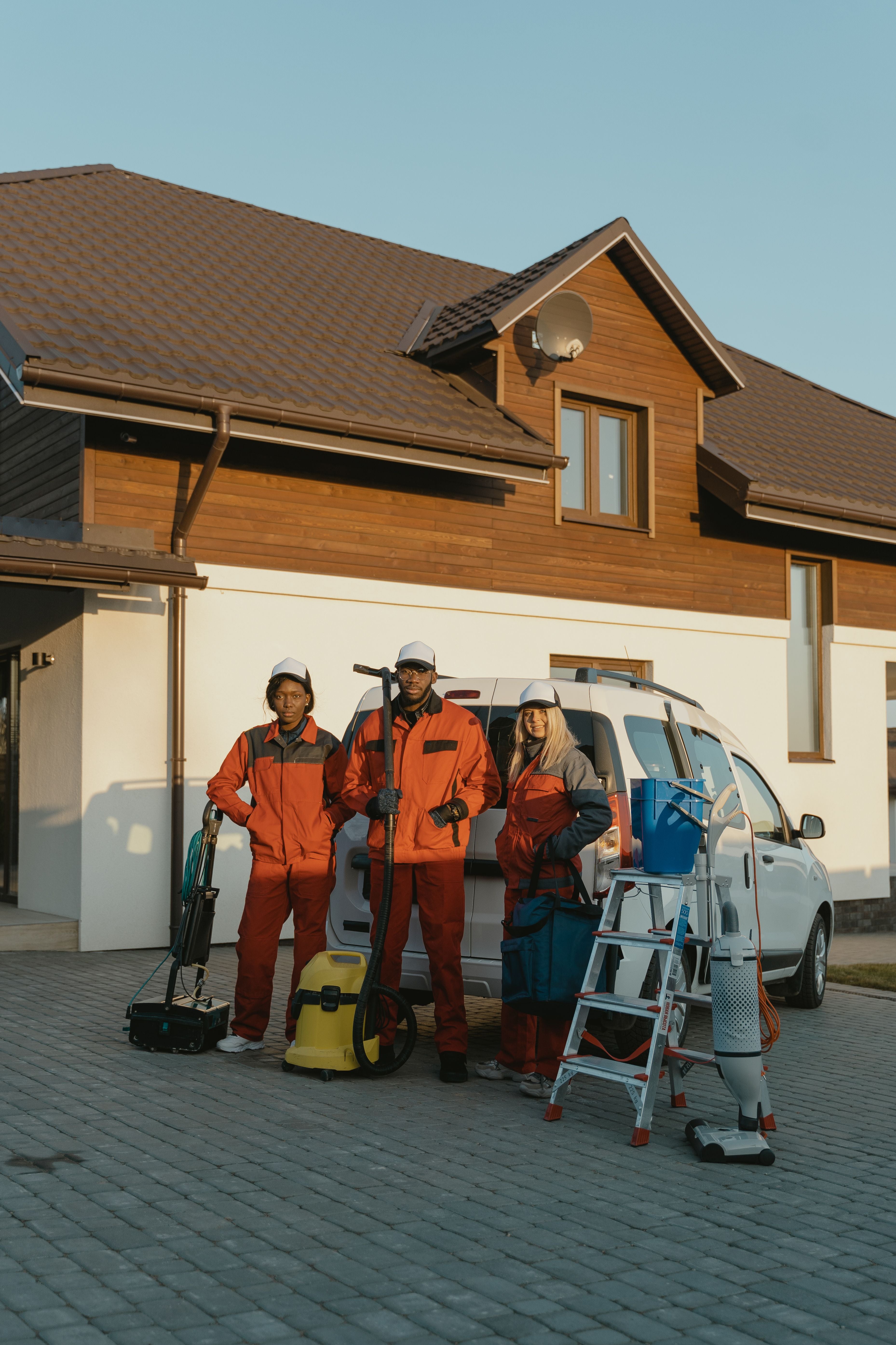 Hausmeisterservice und Gebäudepflege vor einem Wohnhaus