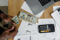 Cashflow- und Finanzplanung mit Laptop, Unterlagen und Rechner