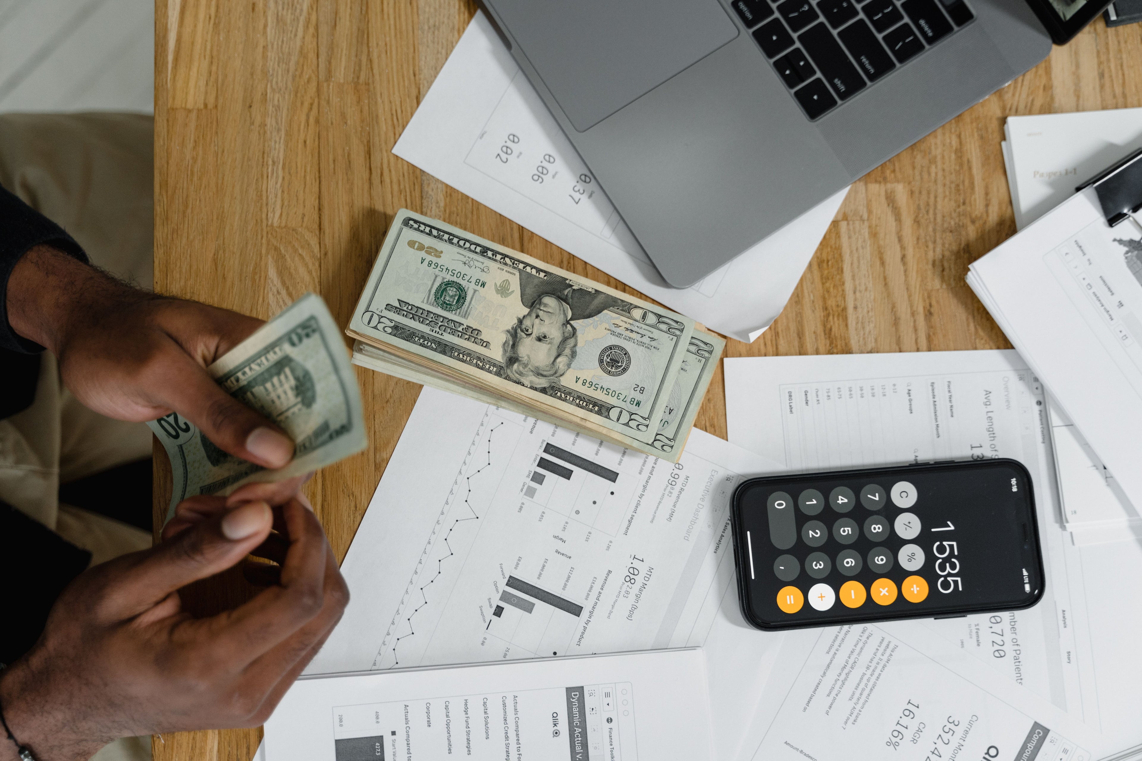 Cashflow- und Finanzplanung mit Laptop, Unterlagen und Rechner