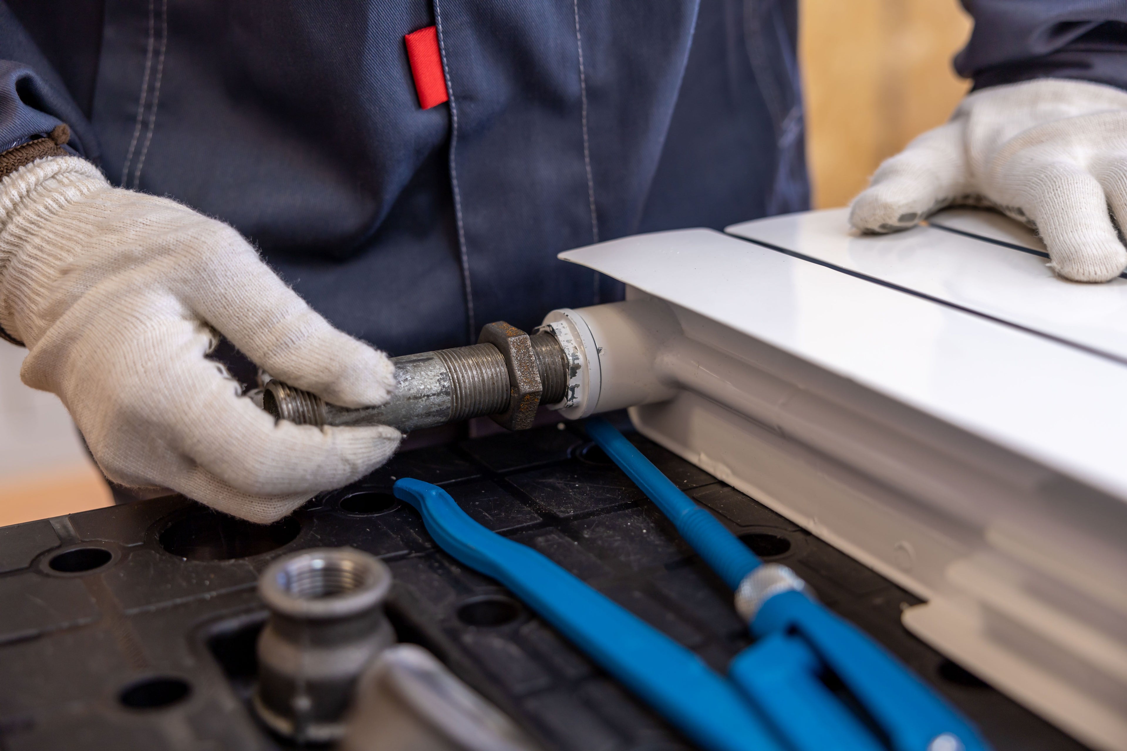SHK-Installateur montiert professionell eine Heizungs- und Rohrverbindung